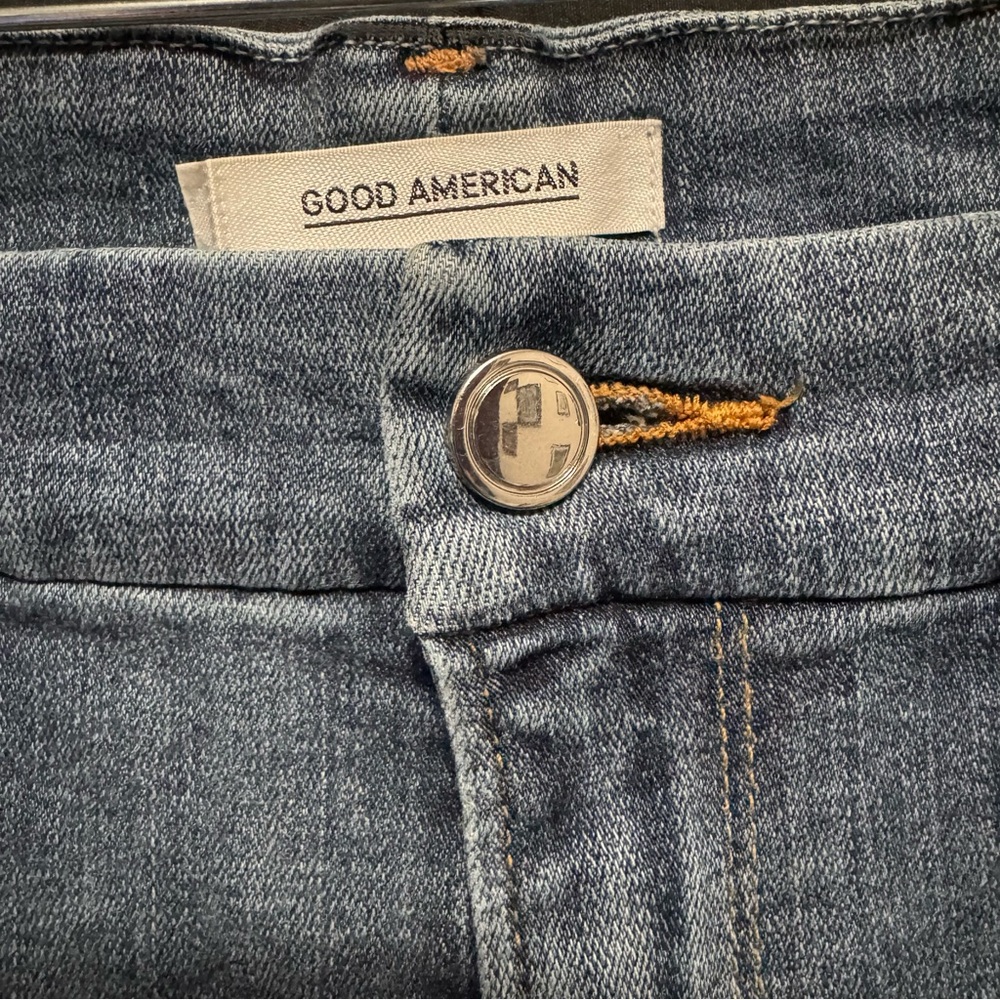Good American Good Legs Medium Wash Distressed Knee Denim - Picture 3 of 4